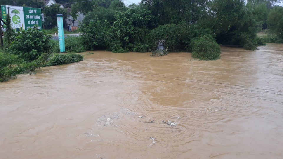 Quảng Ngãi: Lũ lên nhanh, khắp nơi mênh mông nước ngập - 5 Theo dự báo của Đài Khí tượng thủy văn tỉnh Quảng Ngãi, trong ngày và đêm 9/12 sẽ tiếp tục có mưa lớn, lượng mưa vùng núi phổ biến 50 - 100 mm, riêng tại huyện Ba Tơ, Minh Long lượng mưa có khả năng đạt 100 - 150 mm khiến lũ trên các sông tiếp tục lên cao gây ngập nhiều khu vực.