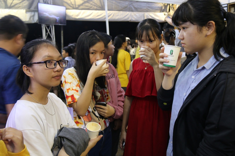Chen chân thưởng thức cà phê miễn phí tại Ngày hội cà phê Việt Nam - 5 Năm nay, sản phẩm cà phê sạch, trồng theo hướng hữu cơ hoặc tiêu chuẩn quốc tế được người tiêu dùng ưa chuộng. Chính vì thế, phần lớn các gian hàng đều tập trung trưng bày, giới thiệu những dòng sản phẩm cà phê này