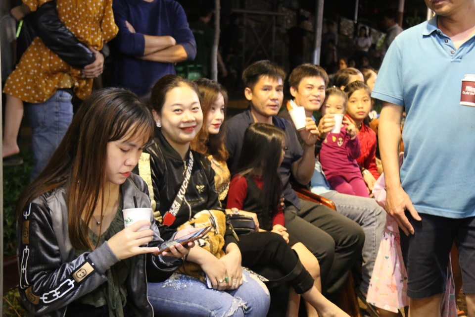 Chen chân thưởng thức cà phê miễn phí tại Ngày hội cà phê Việt Nam - 9
Một gia đình vui vẻ ngồi nghỉ ngơi sau khi chen chân lấy cà phê miễn phí.