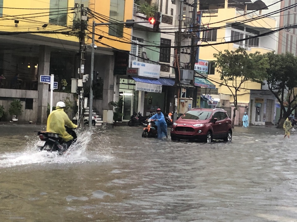 Đà Nẵng "thất thủ", ngập nặng chưa từng thấy - 14 Nhiều tuyến đường trung tâm TP bị ngập nặng