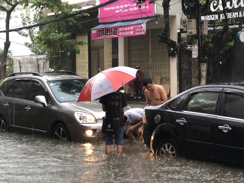 Đà Nẵng "thất thủ", ngập nặng chưa từng thấy - 16
Nhiều phương tiện thất thủ ở ngã tư Lý Tự Trọng - Đống Đa