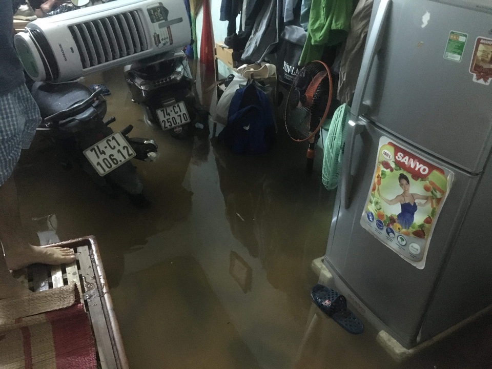 Đà Nẵng không ngừng mưa, nhiều xóm trọ chìm trong nước - 5 Nhà trọ ở khu vực cuối đường Trưng Nữ Vương (quận Hải Châu, Đà Nẵng) ngập từ 3h sáng nay 9/12