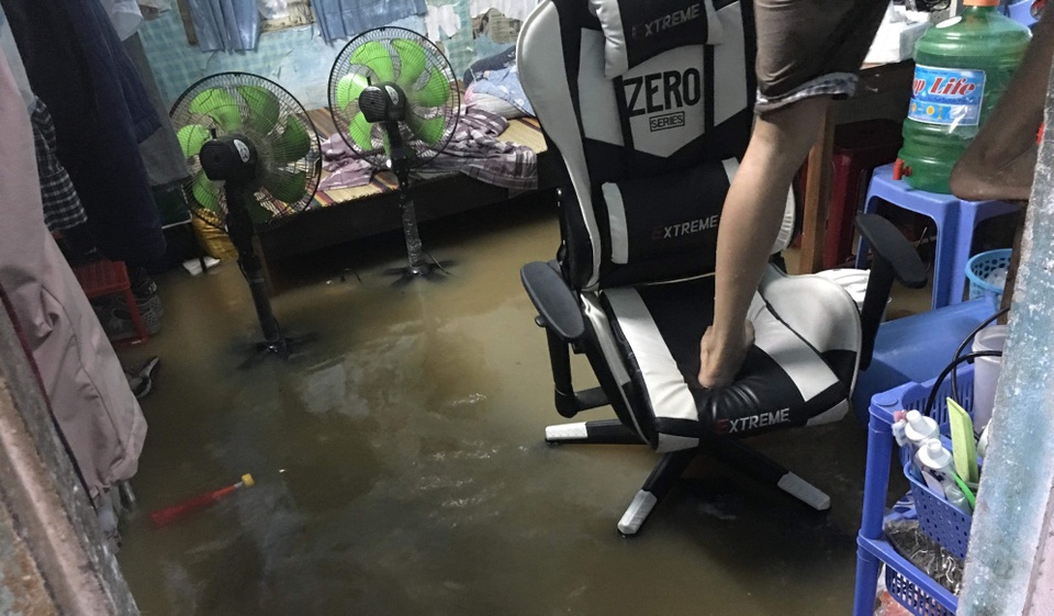 Đà Nẵng không ngừng mưa, nhiều xóm trọ chìm trong nước - 2 Đà Nẵng không ngừng mưa, nhiều xóm trọ chìm trong nước - 2