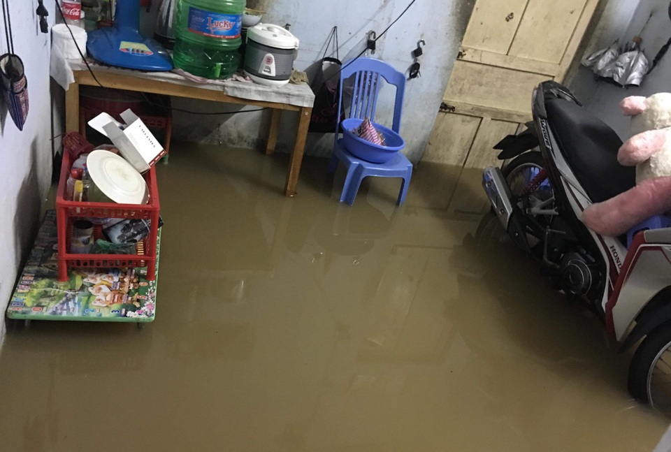 Đà Nẵng không ngừng mưa, nhiều xóm trọ chìm trong nước - 3 Nước bủa vây xóm trọ ở kiệt 1 đường Phạm Như Xương (quận Liên Chiểu, Đà Nẵng)