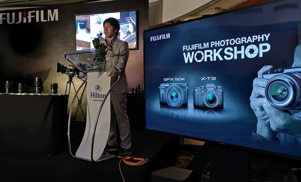 Fujifilm ra mắt máy ảnh không gương lật GFX 50R giá gần 110 triệu đồng - 1 Fujifilm tổ chức buổi giới thiệu và trải nghiệm mẫu máy ảnh không gương lật GFX 50R mới ra mắt của hãng tại Hà Nội.