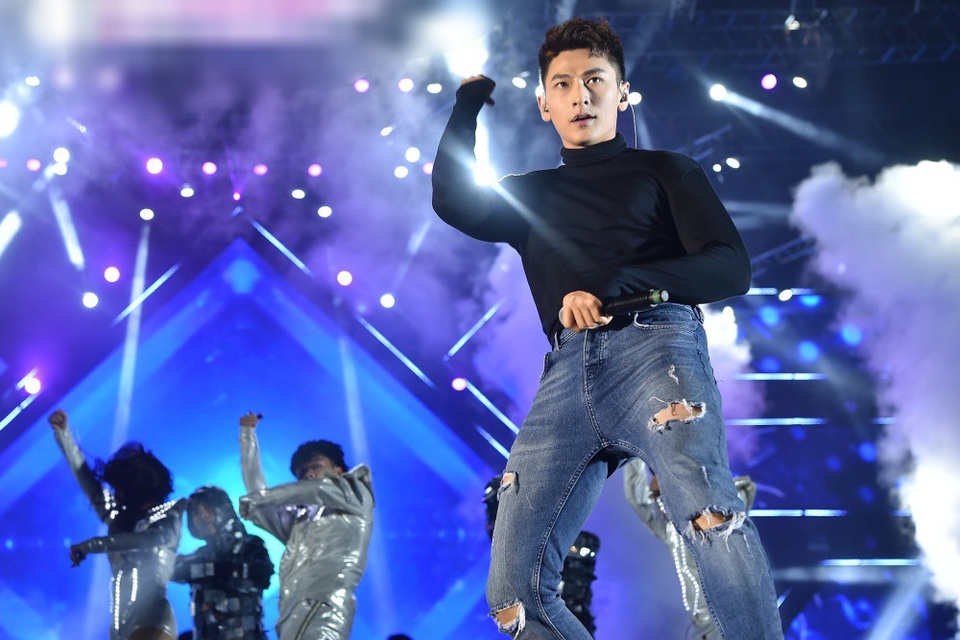 Từ trong bóng tối, ca sĩ Isaac xuất hiện trình diễn ca khúc Tắt đèn cùng các vũ công.