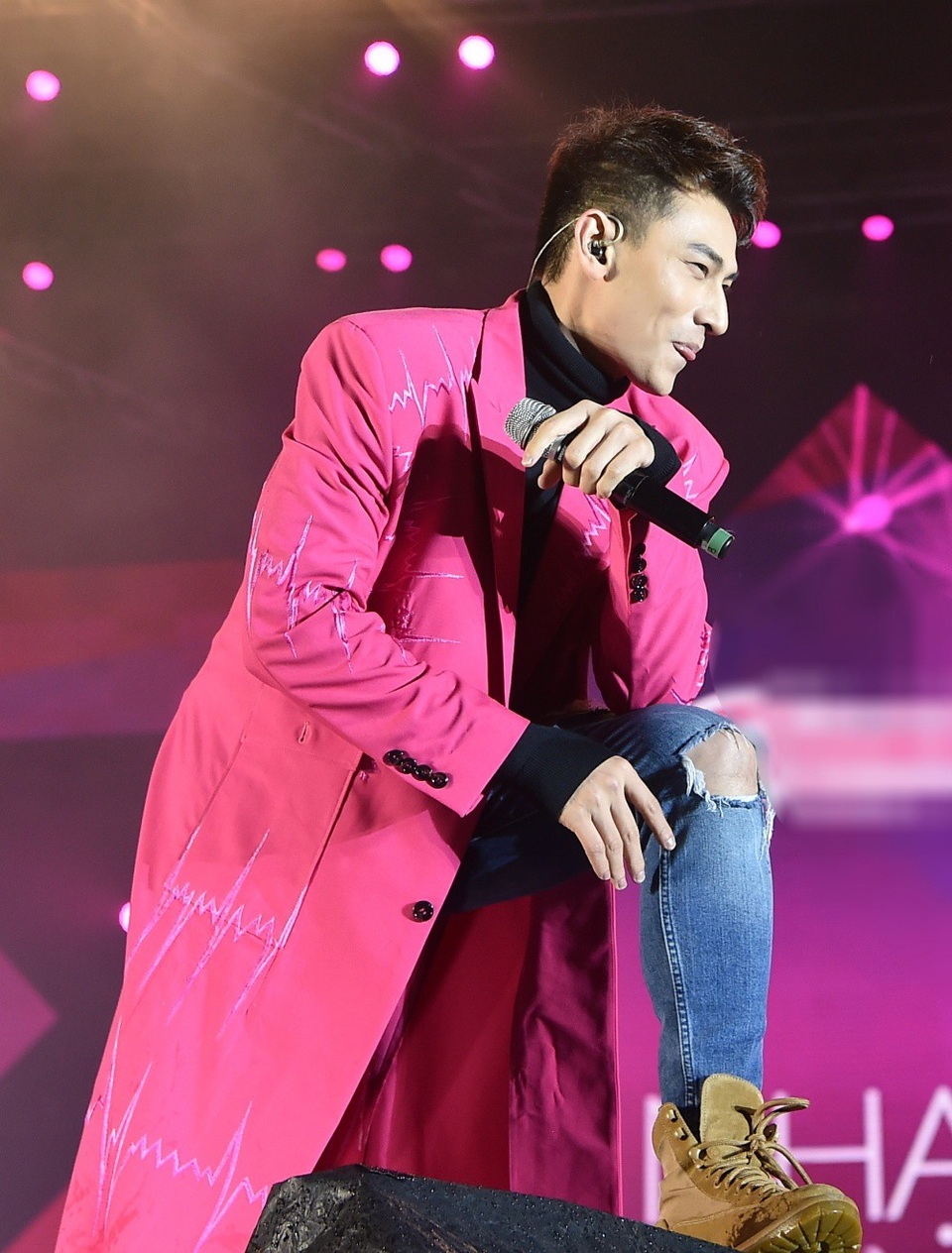 Sau đó anh tiếp tục biến hoá với ca khúc Anh sẽ về sớm thôi và mash-up  Khi anh yêu em - Hai cô tiên. Nụ cười duyên dáng cùng gương mặt điển trai của nam ca sĩ được mệnh danh là soái ca khiến các fan nữ liêu xiêu.