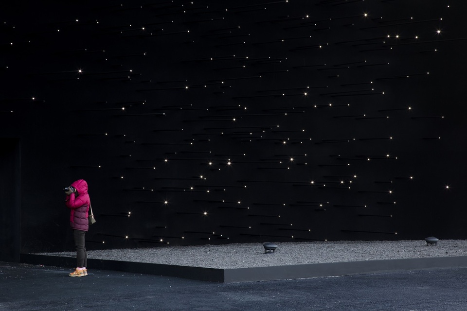 Cận cảnh công trình kiến trúc “đen nhất thế giới” - 5