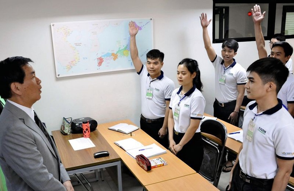 Cuộc đua thu hút lao động Việt Nam tại Nhật Bản - 1 Thống đốc tỉnh Chiba Kensaku Morita thăm một trung tâm đào tạo phát triển nguồn nhân lực ở thành phố Hồ Chí Minh (Ảnh: Yomiuri Shimbun)
