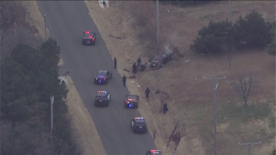 
Kỹ thuật PIT cho phép cảnh sát đưa mũi ô tô của họ áp sát đuôi ô tô vi phạm, sau đó chạm nhẹ rồi tăng tốc. Khi đó, xe ô tô vi phạm sẽ mất thăng bằng và quay vòng trước khi dừng lại.
