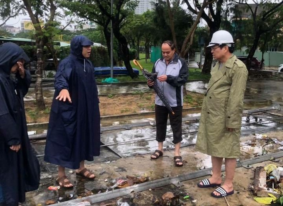 Đà Nẵng không ngừng mưa, nhiều xóm trọ chìm trong nước - 6 Lãnh đạo Đà Nẵng yêu cầu nhanh chóng khơi thông các tuyến cống thoát nước; vận hành kịp thời các cửa xả ven biển, ven sông