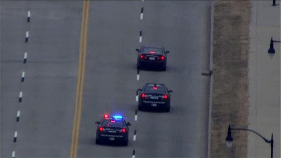 
Cảnh sát quyết định truy đuổi chiếc xe này qua nhiều địa điểm, từ phía tây nam thành phố Oklahoma tới khu vực Moore và Norman. Tại một số điểm, tài xế đã cho xe chạy với tốc độ 160km/giờ.
