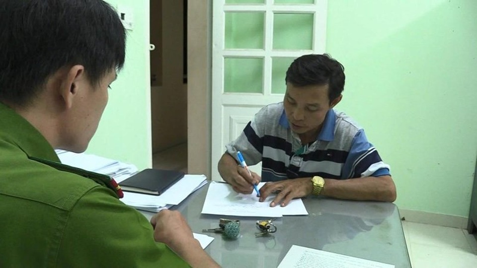 Sau ly hôn vợ, tình nhân đòi chia tay nên ra tay sát hại - 2 Nguyễn Quốc Hùng tại cơ quan công an.