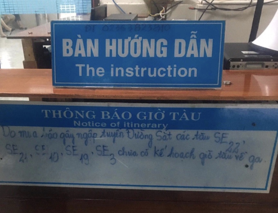Tuyến đường sắt Bắc - Nam qua Đà Nẵng tê liệt - 2 Nhà ga Đà Nẵng không bán vé đi trong ngày 9/12 và thông báo các tàu SE22, SE21, SE19, SE3 chưa có kế hoạch về ga do đường sắt ngập, ách tắc cục bộ