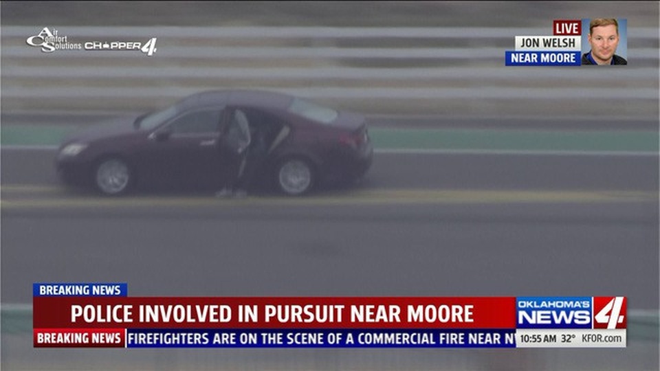 
Khi xe chạy tới quận Moore, một người trong xe đã nhảy ra ngoài trong lúc xe vẫn đang chạy. Người này ra dấu hiệu đầu hàng cảnh sát.
