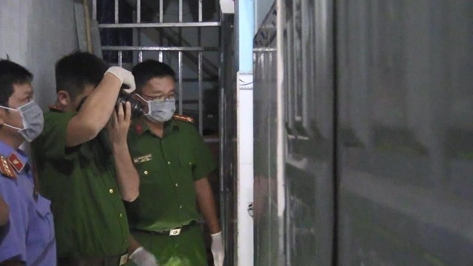 Sau ly hôn vợ, tình nhân đòi chia tay nên ra tay sát hại - 3 Công an khám nghiệm hiện trường.