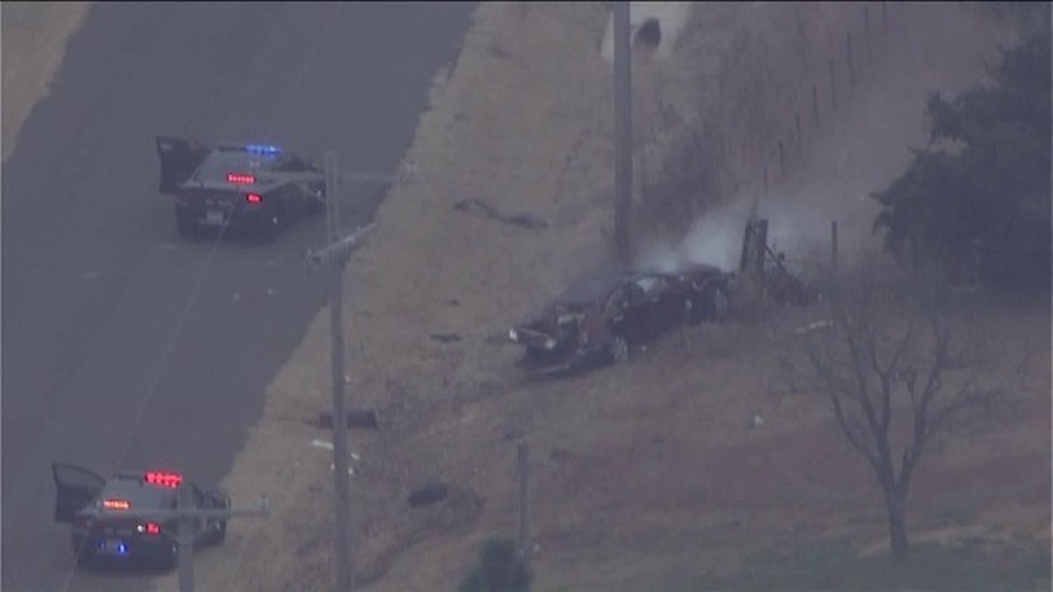 
Khi cảnh sát tìm cách chặn xe vi phạm bằng thiết bị cản đường, tài xế đã đánh lái và cho xe đi về phía nam. Không lâu sau đó, cảnh sát tiếp tục dùng kỹ thuật đánh lái PIT để buộc xe vi phạm phải dừng lại.
