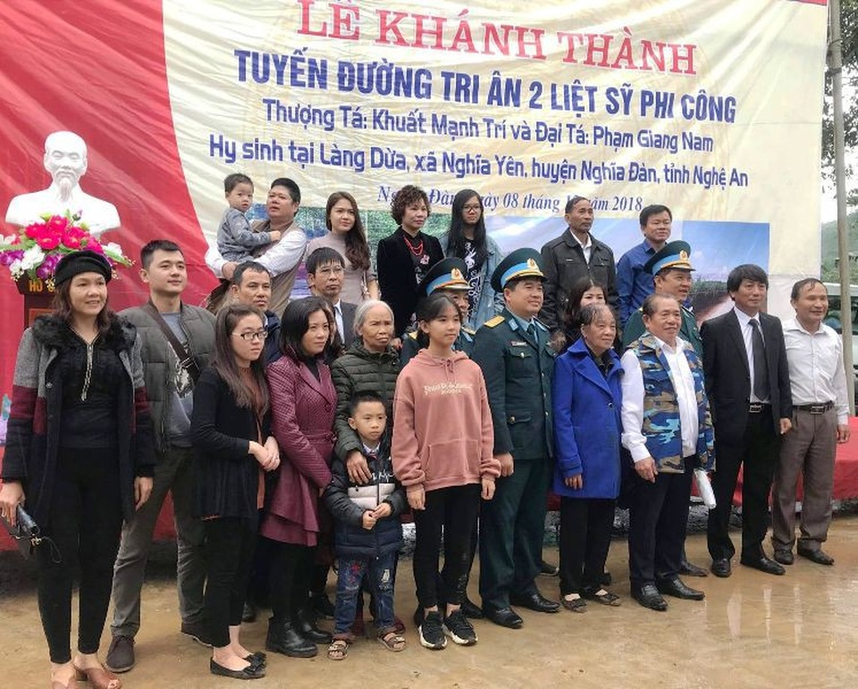 Khánh thành “Con đường tri ân” 2 liệt sĩ hy sinh trong vụ máy bay rơi - 2 Thân nhân hai liệt sĩ cũng có mặt trong buổi lễ khánh thành.