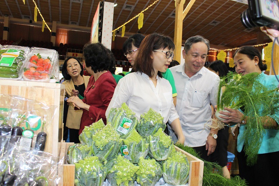 Thực phẩm được dán mã code chưa chắc đã an toàn - 1 Ngày càng nhiều các mặt hàng thực phẩm được dán mã code truy xuất nguồn gốc