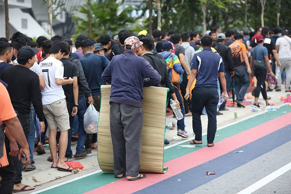 Hàng nghìn CĐV Malaysia xếp hàng qua đêm mua vé xem trận chung kết - 9 Hàng nghìn CĐV Malaysia xếp hàng qua đêm mua vé xem trận chung kết - 9