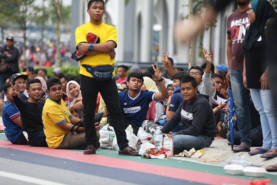Hàng nghìn CĐV Malaysia xếp hàng qua đêm mua vé xem trận chung kết - 13
Một nhóm cổ động viên ở gần cuối nơi xếp hàng