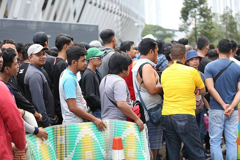 Hàng nghìn CĐV Malaysia xếp hàng qua đêm mua vé xem trận chung kết - 10
Những chiếc chiếu là hình ảnh dễ thấy với nhiều cổ động viên đang đứng chờ mua vé