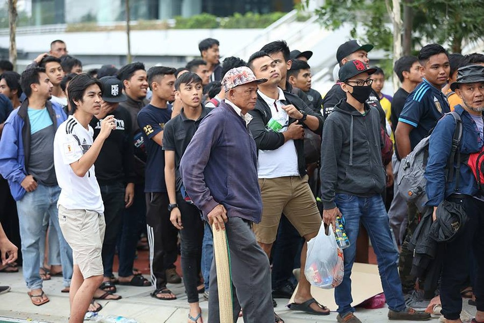 Hàng nghìn CĐV Malaysia xếp hàng qua đêm mua vé xem trận chung kết - 8
Nhiều cổ động viên đã đi từ đêm hôm qua, họ mang cả chiếu để ngồi chờ