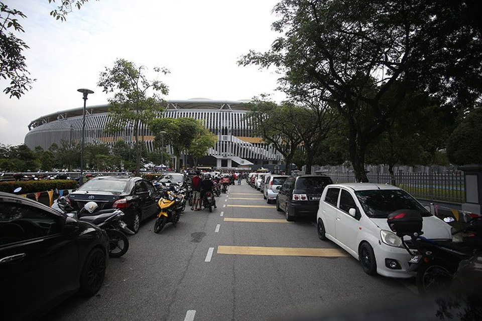 Hàng nghìn CĐV Malaysia xếp hàng qua đêm mua vé xem trận chung kết - 12
Con đường vào nơi xếp hàng mua vé ở Bukit Jalil khá thông thoáng