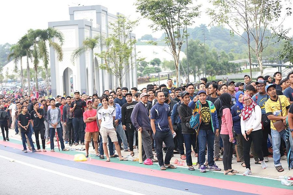 Hàng nghìn CĐV Malaysia xếp hàng qua đêm mua vé xem trận chung kết - 1
Dòng người đông đúc xếp hàng chờ mua vé theo dõi trận chung kết AFF Cup tại Bukit Jalil
