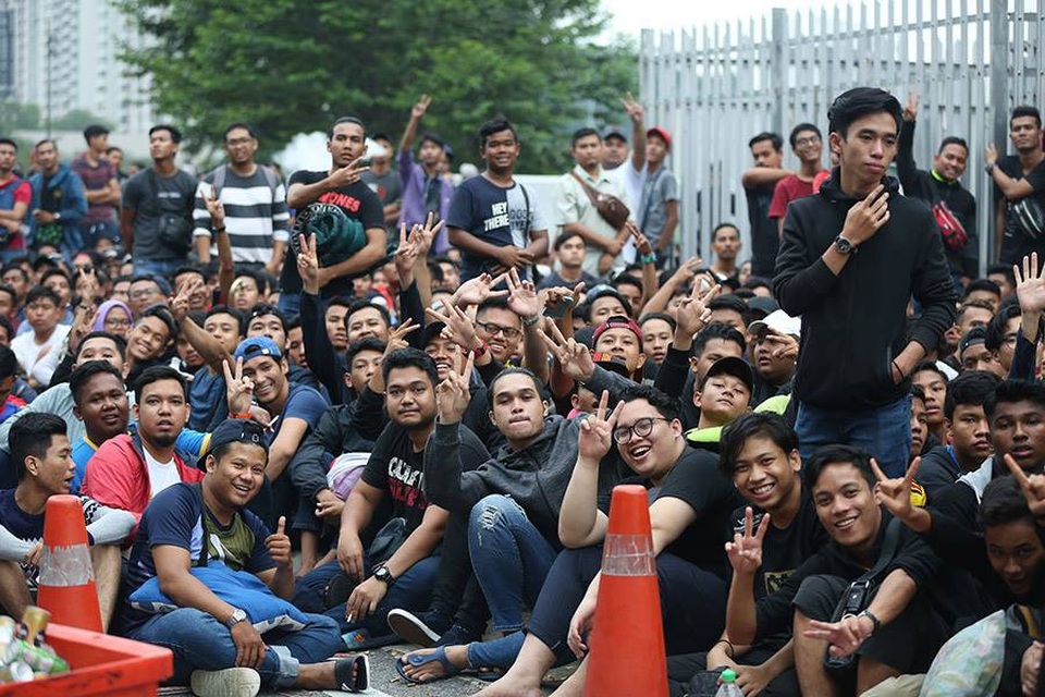 Hàng nghìn CĐV Malaysia xếp hàng qua đêm mua vé xem trận chung kết - 2
Không khí vui vẻ của cổ động viên Malaysia dù phải chờ đợi lâu
