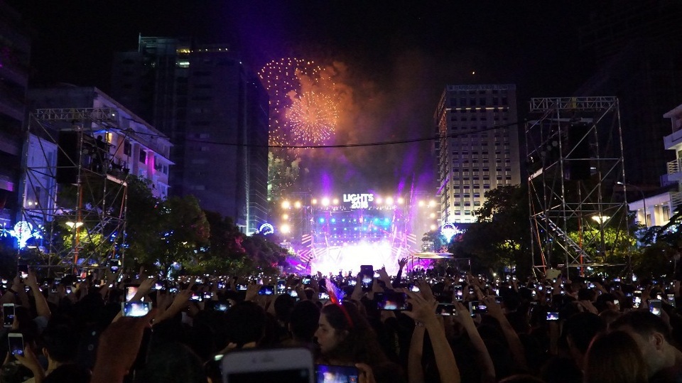 “Rừng” điện thoại vỡ òa cùng tiếng hò reo chào năm mới hòa cùng âm thanh của pháo hoa