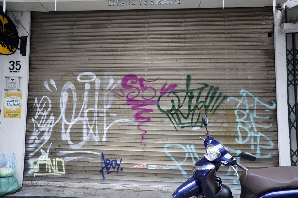 Phố cổ Hà Nội bị bôi bẩn khắp nơi bởi hình vẽ graffiti - 12
Có đến quá nửa ô cửa cuốn ở phố cổ Hà Nội bị vẽ bẩn.