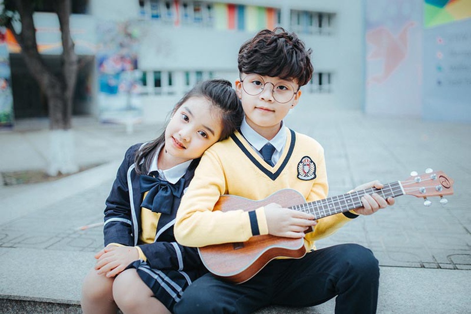 Bộ ảnh đáng yêu của đôi bạn thân nhí Hà thành - 9 Nhiếp ảnh gia Nguyễn Đức Sơn, người thực hiện bộ ảnh này chia sẻ: “Cả mình và phụ huynh các bé cùng lên ý tưởng cho bộ ảnh này. Các con thực sự có những khoảnh khắc đẹp và tin rằng đây sẽ là kỷ niệm đáng nhớ với các con”.