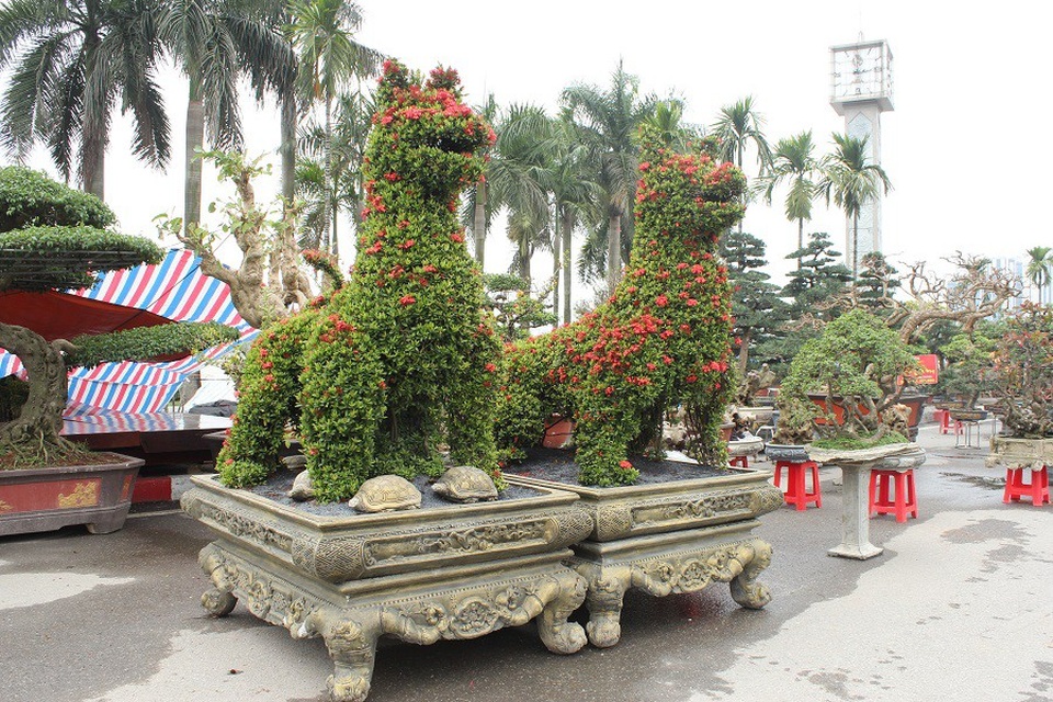 Phát sốt với cặp kiểng “khổng lồ” hình linh vật chó giá 300 triệu đồng - 8 Được biết, hiện tại 1 trong 10 cặp kiểng hình linh vật chó đã được một đại gia ở Thanh Hóa mua để trưng bày trong dịp Tết Mậu Tuất.