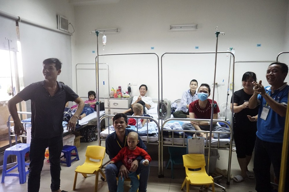 Quên đau đớn, bệnh nhân cùng bác sĩ hết mình cổ vũ U23 Việt Nam - 15 U23 Việt Nam dẫn dắt cảm xúc của hàng triệu trái tim Việt Nam lên đỉnh điểm trong một buổi chiều tuyệt vời.