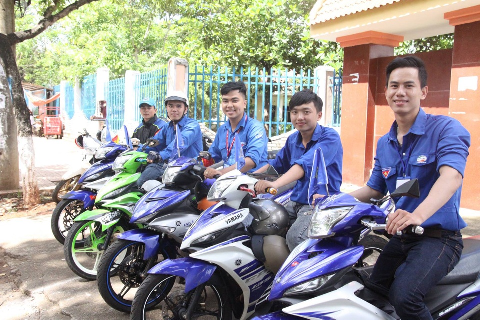 “Không tham gia hoạt động xã hội là mất đi nửa đời sinh viên” - 2
Thái Bão (thứ ba từ phải sang trái) hăng say với công tác tình nguyện.