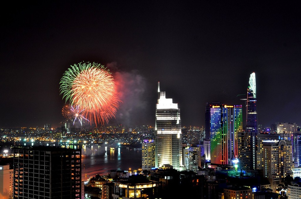 TPHCM rực rỡ cùng pháo hoa, tạm biệt năm 2017, chào năm 2018 (ảnh: Hoàng Lâm)