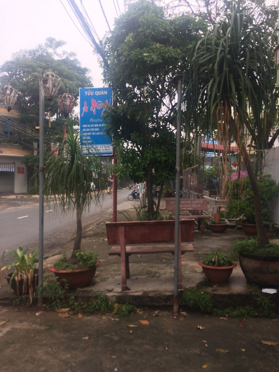 Hoa kiểng, ghế đá... độc chiếm hành lang đường...