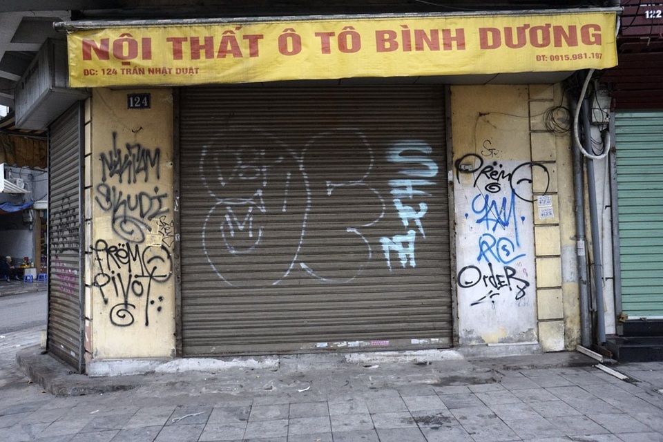 Phố cổ Hà Nội bị bôi bẩn khắp nơi bởi hình vẽ graffiti - 13 Một ngôi nhà mặt phố Trần Nhật Duật phủ kín bởi các dòng chữ nguệch ngoạc.