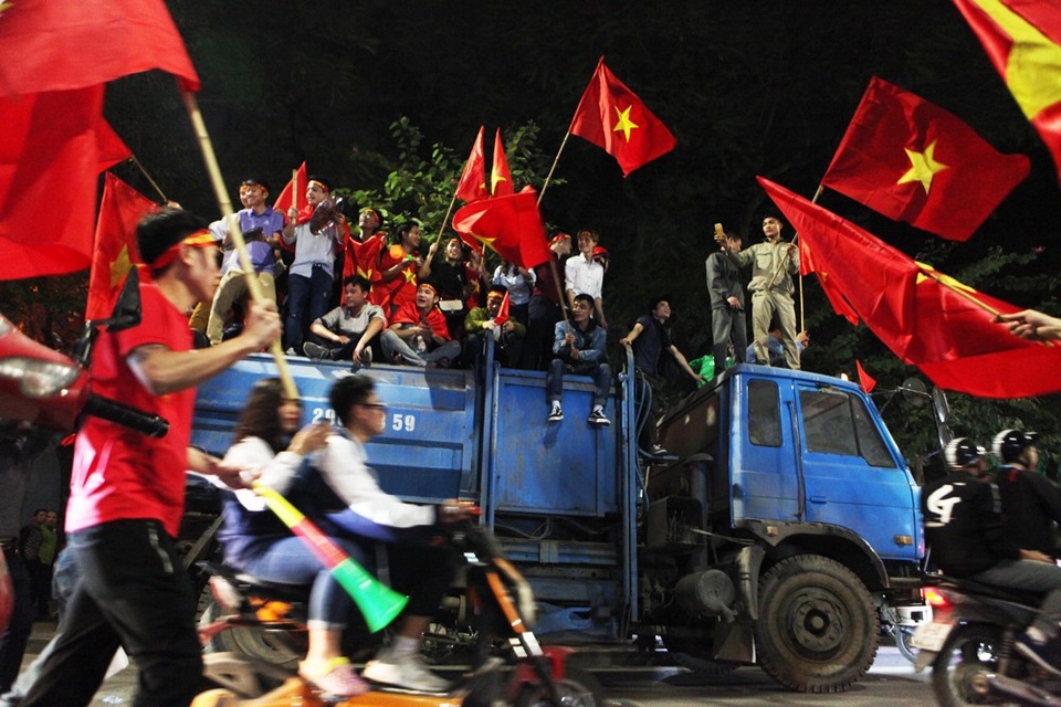 Màn ăn mừng bùng nổ ở hồ Gươm sau khi U23 Việt Nam vào chung kết - 14
Chiếc xe chở phế thải đỗ bên hồ Gươm trở thành điểm cao lý tưởng cho các cổ động viên.