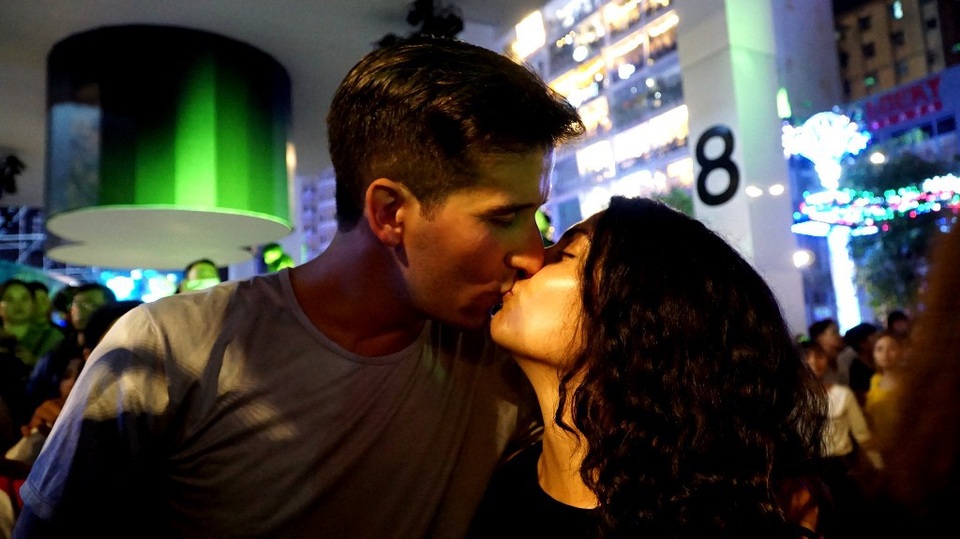 Ngọt ngào nụ hôn đầu năm mới. Trong ảnh là vợ chồng anh Vinnie Cartabiano từ Mỹ sang Việt Nam từ giữa tháng 12 để đón giáng sinh. Họ sẽ rời Việt Nam khoảng cuối tháng 2, sau khi trải nghiệm không khí tết cổ truyền của người Việt.