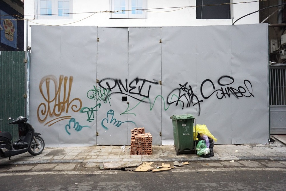 Phố cổ Hà Nội bị bôi bẩn khắp nơi bởi hình vẽ graffiti - 14
Gần như không còn một khoảng trống nào trên những bức tường vùng lõi phố cổ Hà Nội.