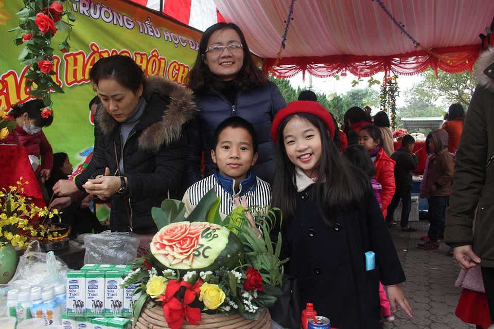 Rộn ràng “Hội chợ tuổi thơ” cho các em học sinh tiểu học - 3 Để có sản phẩm tham gia chương trình hầu hết các em học sinh đều phải tự tay làm hoặc nhờ bố mẹ hỗ trợ một số thực phẩm mà các em không thể làm được. Hầu hết số tiền các em thu được từ các sản phẩm bán ở hội chợ đều dành cho chương trình “Tết với những học sinh nghèo” mà trường tổ chức.