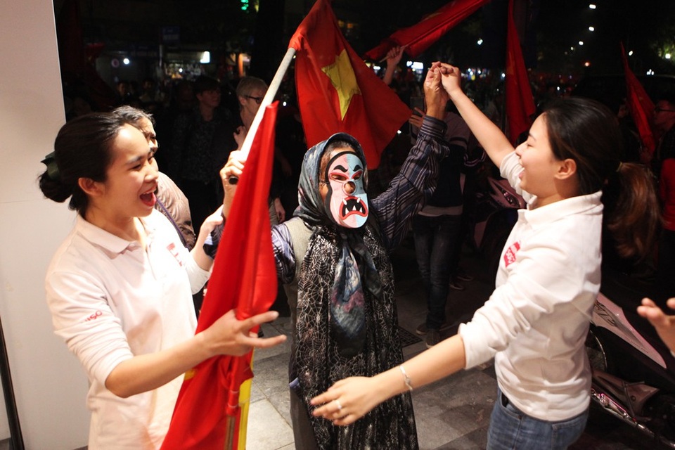 Màn ăn mừng bùng nổ ở hồ Gươm sau khi U23 Việt Nam vào chung kết - 4
... niềm vui bóng đá không chỉ riêng của đàn ông.