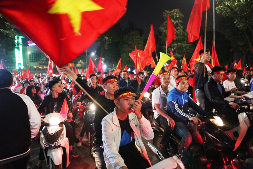 Màn ăn mừng bùng nổ ở hồ Gươm sau khi U23 Việt Nam vào chung kết - 5 Màn ăn mừng bùng nổ ở hồ Gươm sau khi U23 Việt Nam vào chung kết - 5