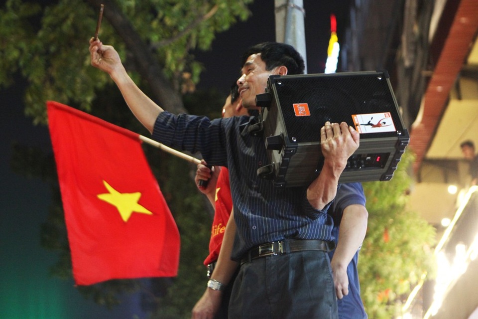 Màn ăn mừng bùng nổ ở hồ Gươm sau khi U23 Việt Nam vào chung kết - 9 Màn ăn mừng bùng nổ ở hồ Gươm sau khi U23 Việt Nam vào chung kết - 9