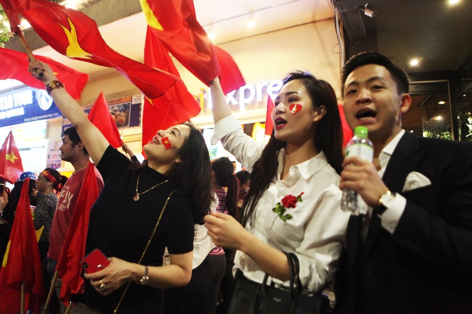 Màn ăn mừng bùng nổ ở hồ Gươm sau khi U23 Việt Nam vào chung kết - 11 Màn ăn mừng bùng nổ ở hồ Gươm sau khi U23 Việt Nam vào chung kết - 11