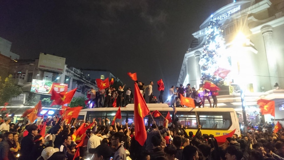 Khu vực Hồ Gươm "nghẹt thở" sau kỳ tích của U23 Việt Nam - 12 Khu vực Hồ Gươm "nghẹt thở" sau kỳ tích của U23 Việt Nam - 12