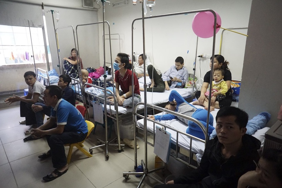 Quên đau đớn, bệnh nhân cùng bác sĩ hết mình cổ vũ U23 Việt Nam - 3 Tại một phòng bệnh trong thời gian diễn ra trận đấu giữa U23 Việt Nam và U23 Qatar.
