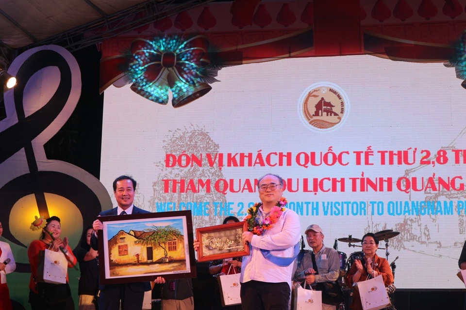Hội An chào đón du khách quốc tế thứ 2,8 triệu trong đêm giao thừa - 2 Vị khách may mắn thứ 2,8 triệu đến với tỉnh Quảng Nam